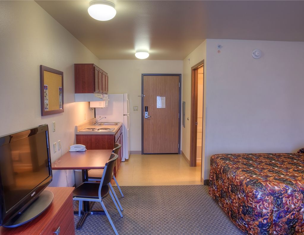 Woodspring Suites Topeka Room photo