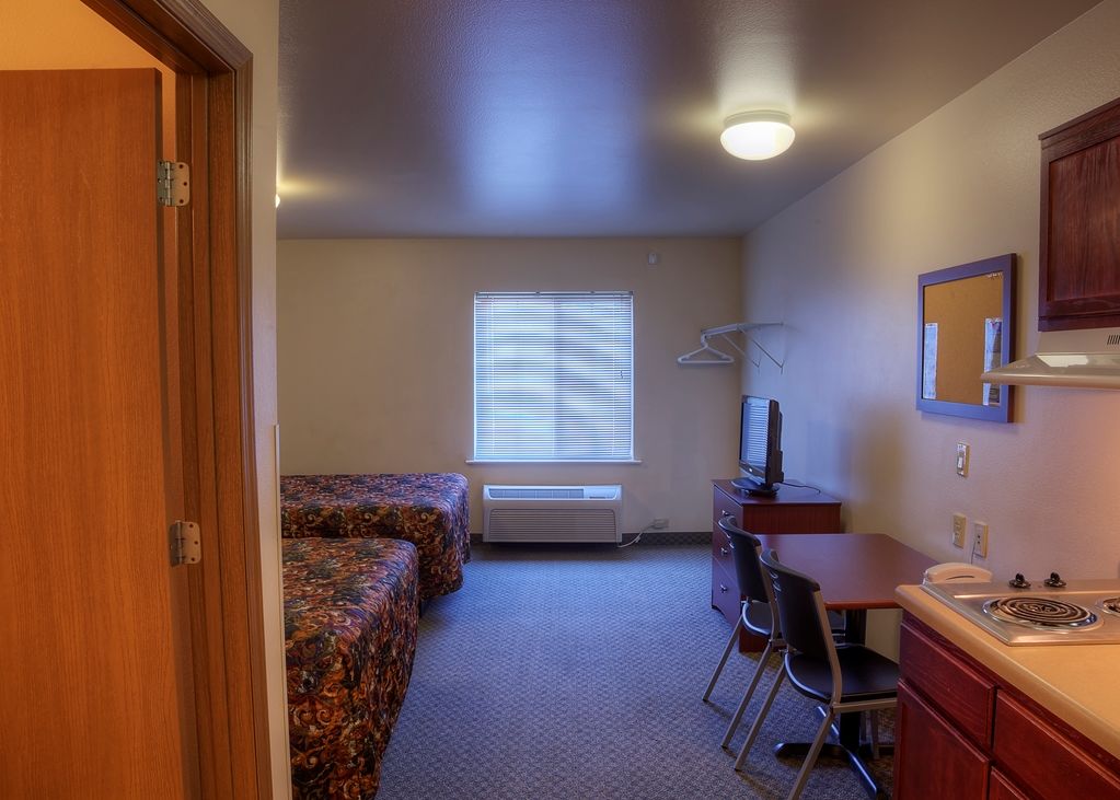 Woodspring Suites Topeka Room photo