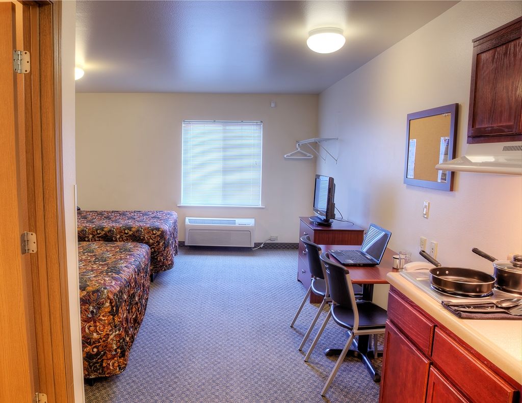 Woodspring Suites Topeka Room photo