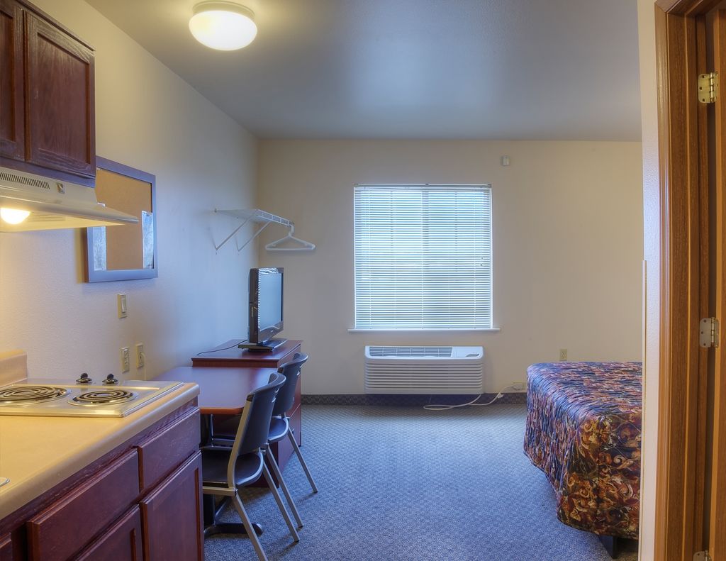 Woodspring Suites Topeka Room photo