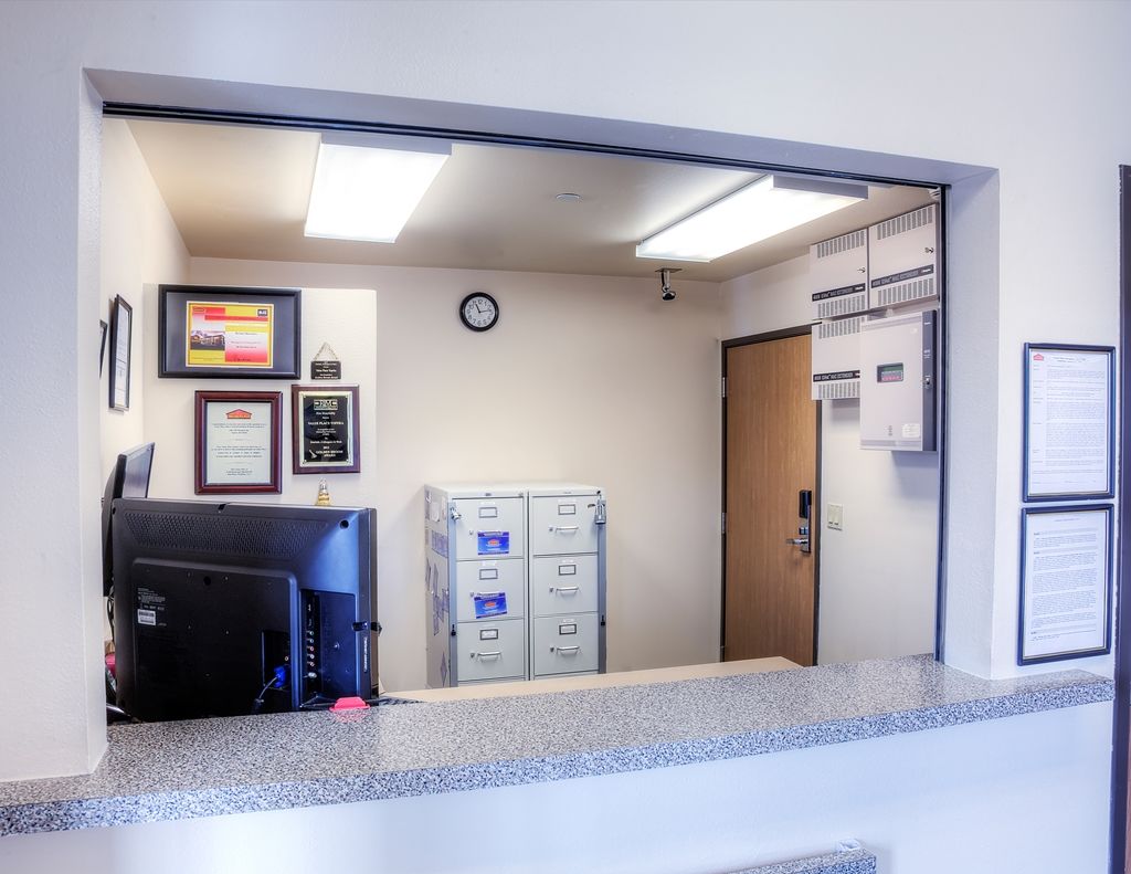 Woodspring Suites Topeka Interior photo