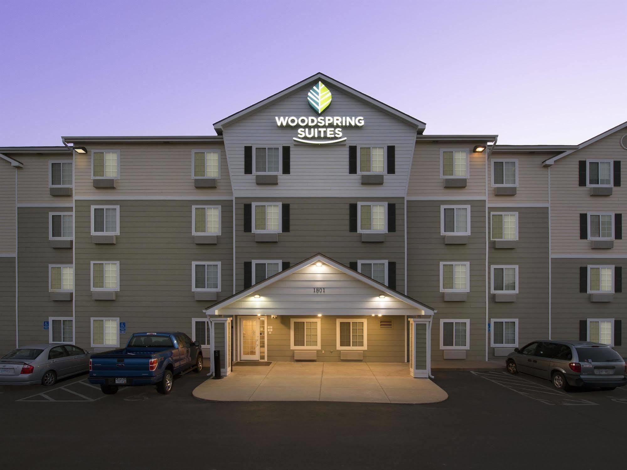 Woodspring Suites Topeka Exterior photo