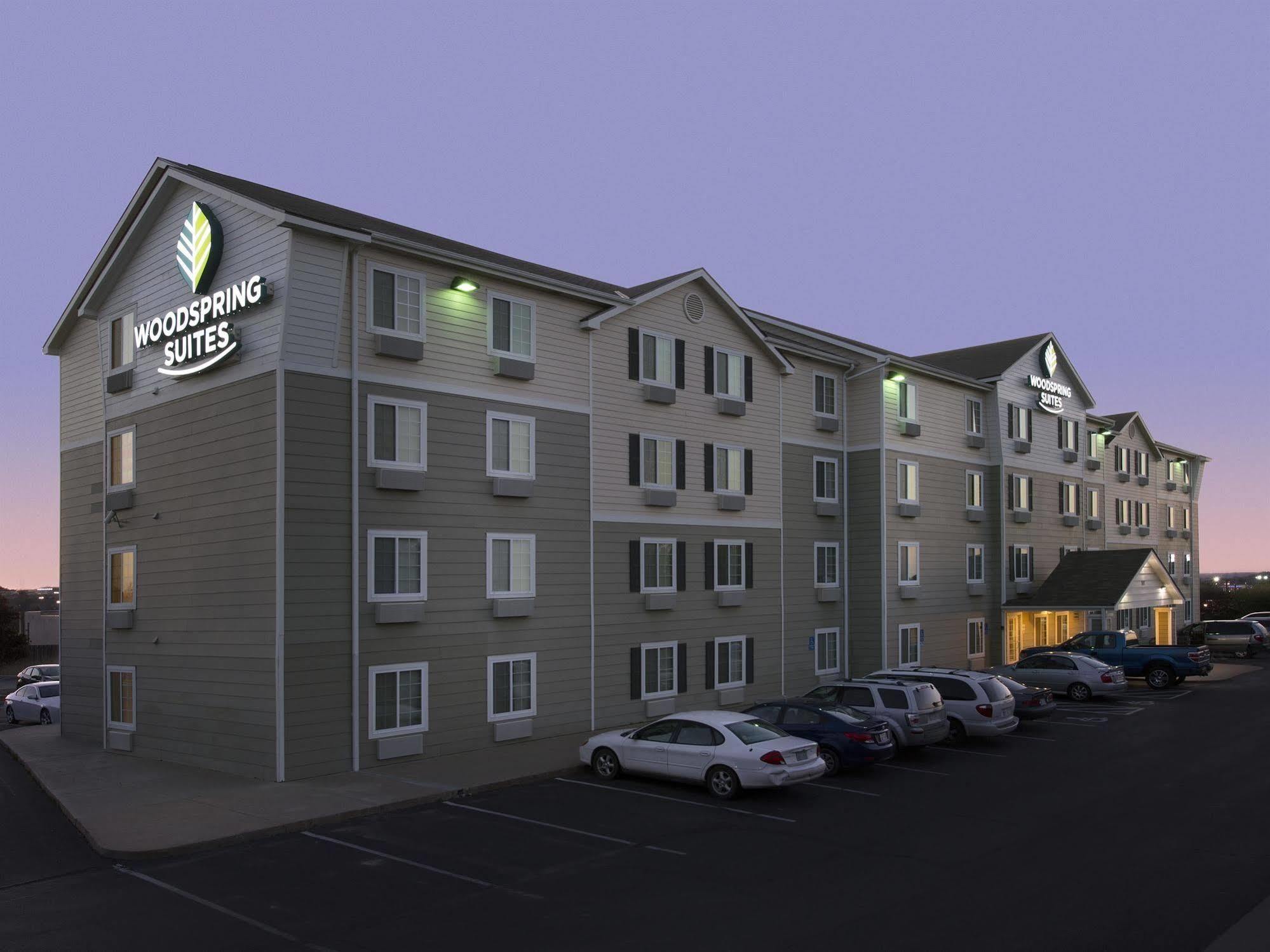 Woodspring Suites Topeka Exterior photo